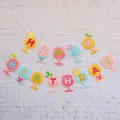 Λεπτομέρεια της πολύχρωμης γιρλάντας Happy Birthday με γοργόνα σε φόντο λευκού τούβλου - Banner Ποτηριού Κρασιού