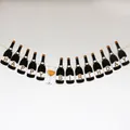 Striscione di compleanno bottiglia champagne nero e oro con scritte glitterate Cheers - Striscione Compleanno Stile Bottiglia di Champagne