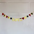 Detalle del cartel dorado LOVE con corazones rojos y estrellas negras decorativas - Estilo Corazón LOVE Dorado