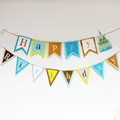 Bunte Happy Birthday Girlande mit Goldfolie und Dreiecks- sowie Schwalbenschwanzflaggen - Bronzierung Dreieck Fischschwanz Stil