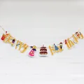 Gelbe Happy Birthday Girlande mit Cartoon-Kuchen und Eiscreme-Motiven an weißer Wand - Alles Gute Zum Geburtstag Stil / Gelb