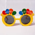 Κοντινό πλάνο με κίτρινα γυαλιά Happy Birthday με πολύχρωμα διακοσμητικά μπαλόνια στο σκελετό - C Κίτρινο Πλαίσιο Μπαλόνι