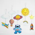 Detail von Cartoon-Astronauten und Weltraum-Hängedeko für Kinderzimmer-Wanddekoration - Raketenjungen-Girlande