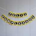 Λεπτομέρεια χρυσής γιρλάντας Feliz Cumpleaños με μαύρα αστέρια και στρογγυλά γράμματα - Χρυσή έκδοση στα ισπανικά