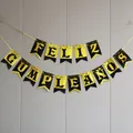 Λεπτομέρεια πανό Feliz Cumpleaños με χρυσές βούλες και μαύρες κάρτες σε σχήμα χελιδονιού - Μαυρόχρυσο πανό στα ισπανικά