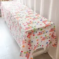 Detalle de mantel de cumpleaños desechable con estrellas de colores y texto Happy Birthday - Estrella Colorida