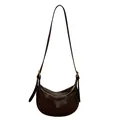 Bolso bandolera de media luna en cuero marrón oscuro con grano litchi y herrajes dorados - Marrón