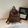 Mochila vintage de cuero PU marrón para mujer con bolsillo frontal y relieve Hello - Sin colgante / Café