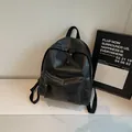 Mochila minimalista de cuero PU negro con grabado Hello sobre superficie blanca - Sin colgante / Negro