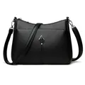 Elegante bolso bandolera de cuero negro con textura de lichi y cierre plateado - Negro