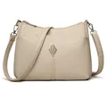 Bolso bandolera beige con textura granulada y detalles metálicos plateados - Beige