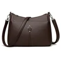 Bolso bandolera de cuero marrón oscuro con textura de lichi y herrajes de escudo plateado - Marrón