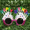 Ροζ γυαλιά πάρτι cupcake με πολύχρωμα γράμματα Happy Birthday πάνω σε πράσινο γρασίδι - 3 Μπορντό Κέικ Γενεθλίων
