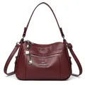 Bordeauxrode lederen crossbody tas met meerdere ritsen en een metalen kangoeroe-logo - 2193 Rood