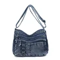 Umhängetasche aus gewaschenem blauem Denim mit Reißverschlussfächern und Metallringen - Blau (152)