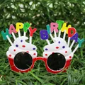Κόκκινα γυαλιά γενεθλίων cupcake με κείμενο Happy Birthday σε πράσινο γκαζόν - 1 Κόκκινο Κέικ Γενεθλίων