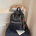 Mochila clásica de cuero PU negro para mujer con textura suave y detalle Hello grabado - Con Colgante / Negro
