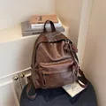 Mochila vintage de cuero PU marrón oscuro con diseño minimalista y colgantes decorativos - Con Colgante / Café
