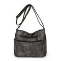 Grand sac à bandoulière en cuir lavé gris foncé avec plusieurs poches zippées - Noir