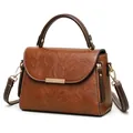 Bruine vintage leren crossbody tas met witte stiksels en gouden metalen details - Bruin