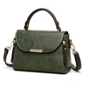 Vintage donkergroene crossbodytas met oliewas lederen textuur en bruin handvat - Groen