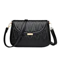 Sac à bandoulière matelassé noir avec détails dorés et texture ondulée en V chic - Noir