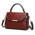 Vintage wijnrode crossbodytas van kunstleer met donkerbruine hengsels en gouden accenten - Rood