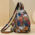 Sac bandoulière en cuir à motifs géométriques 3D et détails métalliques dorés - Bleu Patchwork