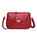 Sac bandoulière matelassé rouge avec motif en V et boucle métallique dorée - Rouge