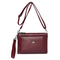 Borsa a tracolla rosso scuro in pelle martellata con tre scomparti e fibbia dorata - Rosso