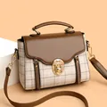 Bolso de mano clásico de cuadros con solapa de cuero marrón y cierre dorado - Talla única / Caqui
