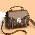 Borsa a mano vintage in ecopelle marrone con monogramma, manico superiore e chiusura dorata - Stile Monogramma Stampato / Marrone