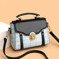 Elegante bolso bandolera a cuadros azul claro con solapa de cuero negro y cierre dorado - Talla única / Azul