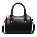 Bolso Boston negro con textura de lichi, herrajes dorados y correa ajustable - Negro