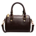 Bolso cilíndrico marrón oscuro vintage con herrajes retro y textura de cuero encerado - Marrón