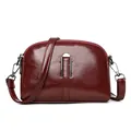 Borsa a tracolla bordeaux a semicerchio con finitura lucida e dettagli in metallo argento - Rosso