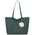 Bolso tote tejido verde oscuro con asas de cuero y colgante de pompón blanco suave - Verde