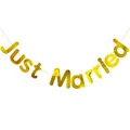 Dettaglio dello striscione dorato Just Married con finitura lucida per decorazioni nuziali - Stile Just Married Tondo Oro