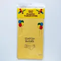 Detalle del mantel de fiesta de plástico PE amarillo con etiqueta de tamaño 137x274cm - 137x274cm / Amarillo