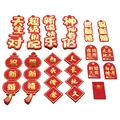 Flache Ansicht roter und goldener chinesischer Hochzeitsanhänger mit Text Happy Wedding - Göttliches Paar Stil