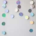 Dettaglio di ghirlande di carta iridescenti stile disco per decorazioni da festa - Stile Disco Tondo / 2 Metri (5CM)