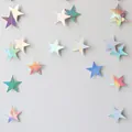 Dettaglio della ghirlanda di stelle iridescenti con finitura laser arcobaleno lucido - Stile Stella / 2 Metri (7cm)