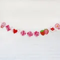 Guirlande Little Fairy rose avec motifs fraises et cœurs sur mur de briques blanches - Bannière Little Fairy