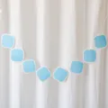 Hellblaue quadratische Girlande aus Papier für Geburtstagsfeiern auf weißem Stoff - Blanko Fischschwanz Blau Quadratisch (1 Stück)