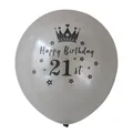 Detail van grijze verjaardagsballon met Happy Birthday 21 print en kroonicoon - 21e Verjaardag (Zilveren Bal Zwart 21st)