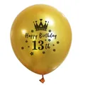 Detail van een gouden ballon voor 13e verjaardag met kroonmotief en tekstprint - 13e Verjaardag (Gouden Bal Zwart 13th)
