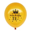 Detailweergave van een gouden ballon voor de 21e verjaardag met kroon en sterren - 21e Verjaardag (Gouden Bal Zwart 21st)