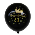 Detail van een zwarte 21e verjaardagsballon met gouden kroon en sterrenprint - 21e Verjaardag (Zwarte Bal Goud 21st)