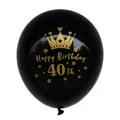 Detail van zwarte latex ballon voor 40e verjaardag met gouden kroon en sterrenprint - 40e Verjaardag (Zwarte Bal Goud 40th)