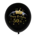 Detail van zwarte 50ste verjaardag ballon met gouden kroon en stervormige print decoratie - 50e Verjaardag (Zwarte Bal Goud 50th)